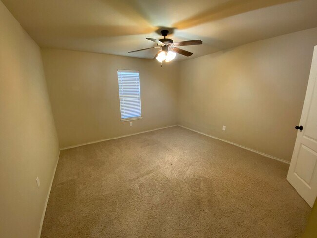 Building Photo - 3/2/2 - South of Loop 289, off of 89th & A...