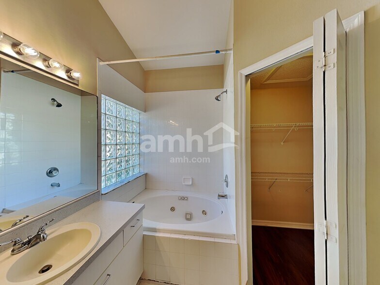 Building Photo - 29333 Yarrow Dr