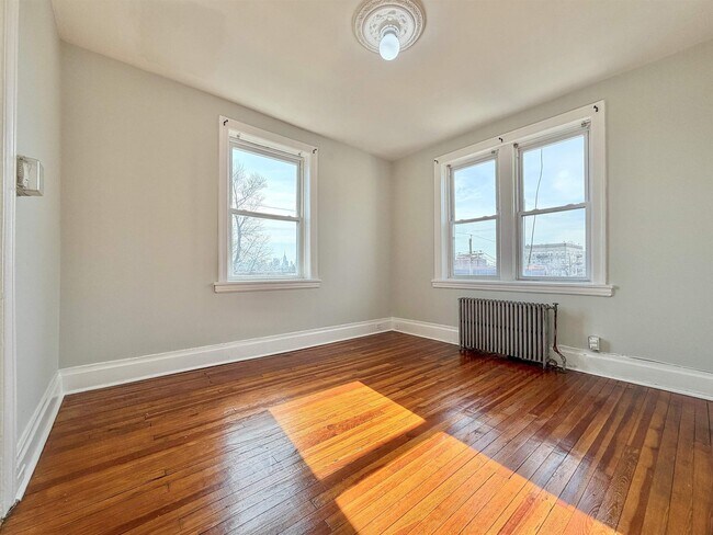 Building Photo - 581 59th St