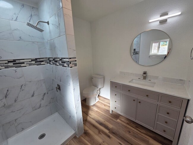 Building Photo - Beautifully Remodeled 3 Bed/2 Bath Apartment