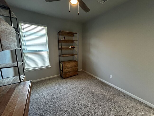 Building Photo - 3BR/2BA single-family home with fenced yard and attached garage in Jarrell, TX.