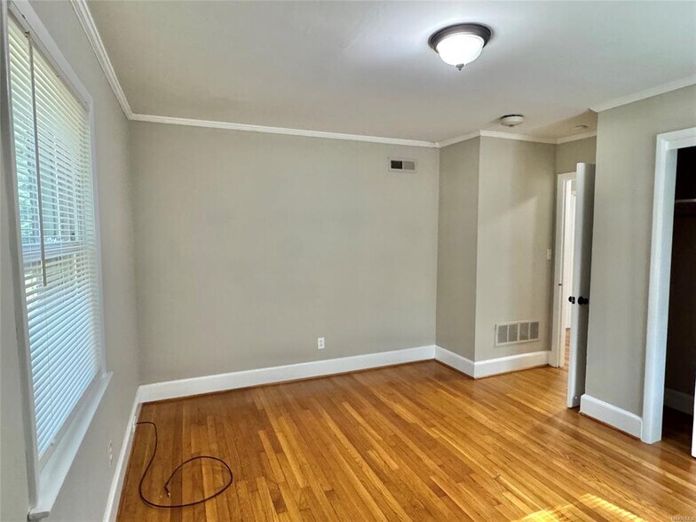 Building Photo - 929 Parkwood Dr