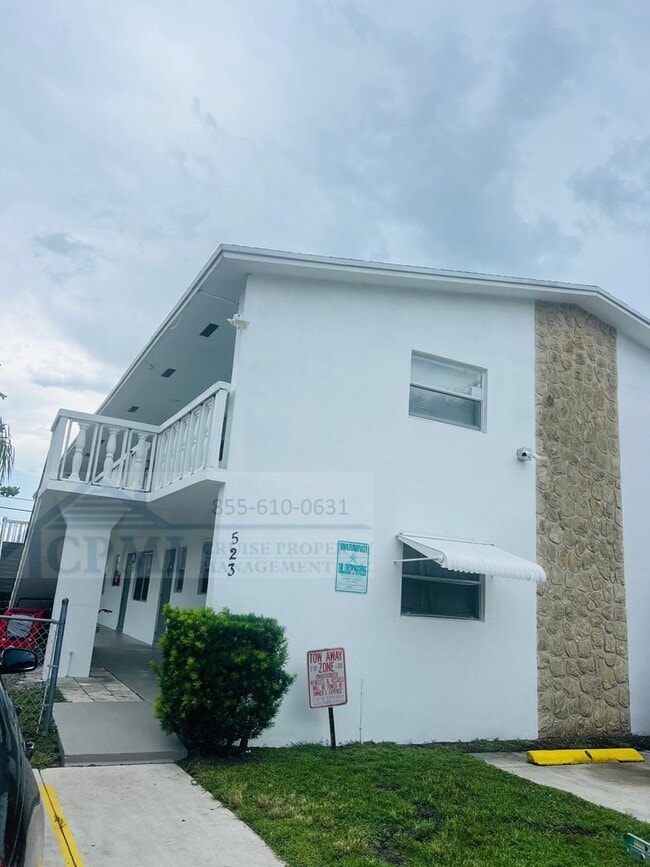 Interior Photo - 523 S K St Lake Worth, FL 33460