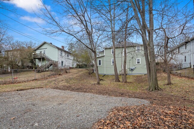 Building Photo - Updated Asheville Apartment
