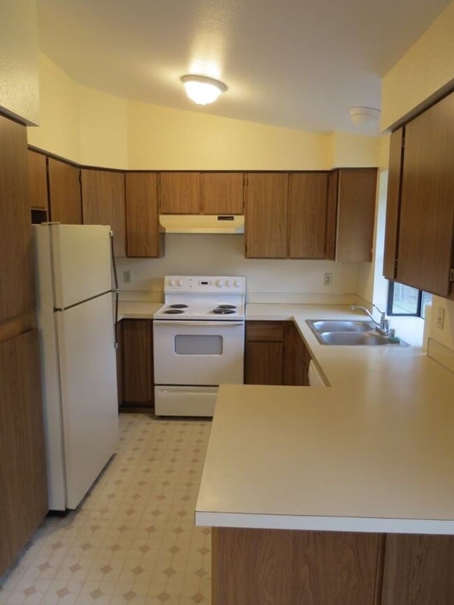 Building Photo - Spacious 2 bedroom 2.5 bath Rambler home i...
