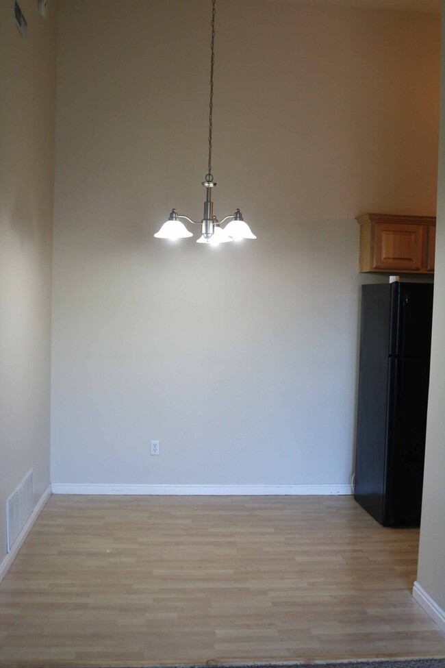 Building Photo - Top Level Westbury Condo for Rent!