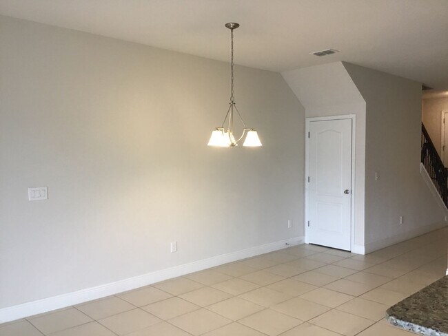 Building Photo - 3 bedroom, 2.5 bathrom townhome in Oviedo