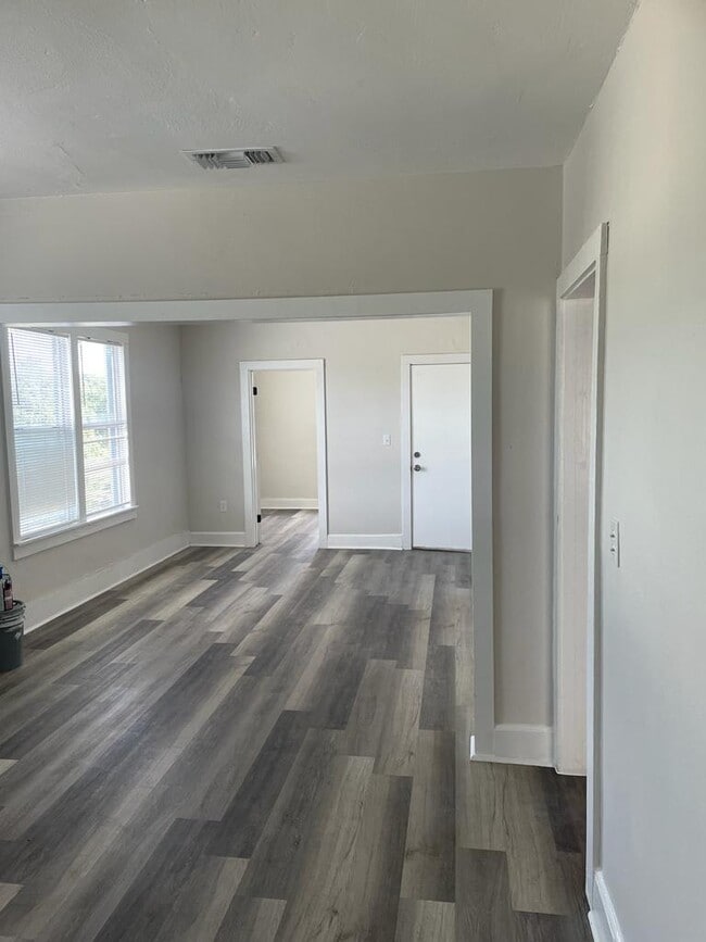 Building Photo - 1411 E Main St