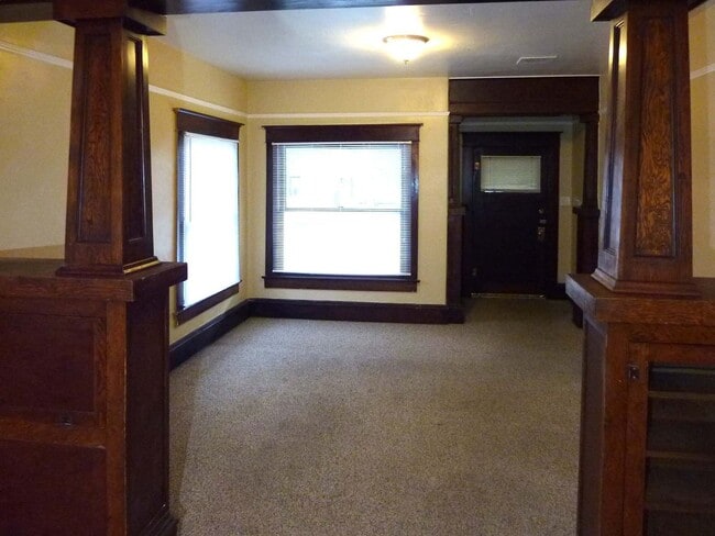 Building Photo - Charming 2 Bedroom with Bonus/Laundry Room