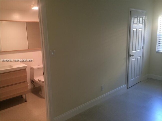 Building Photo - 650 S Park Rd