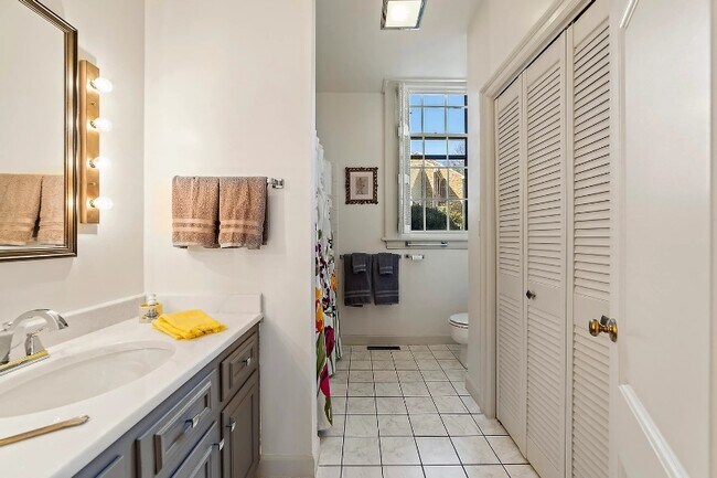 Building Photo - 2 Waverley Green