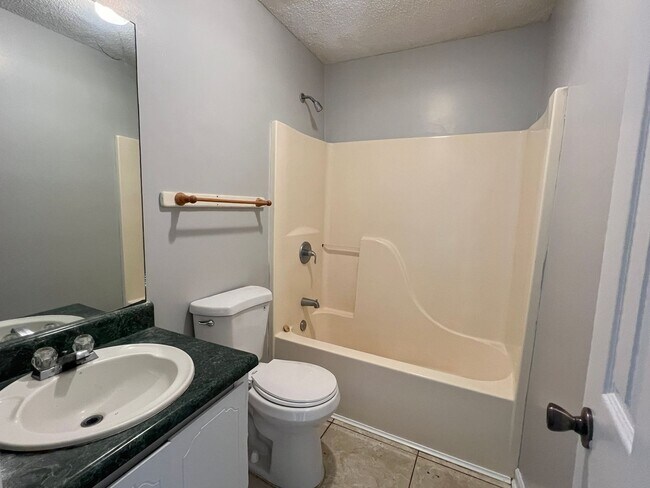 Building Photo - AVAILABLE LATE NOVEMBER (Small Pets Only)