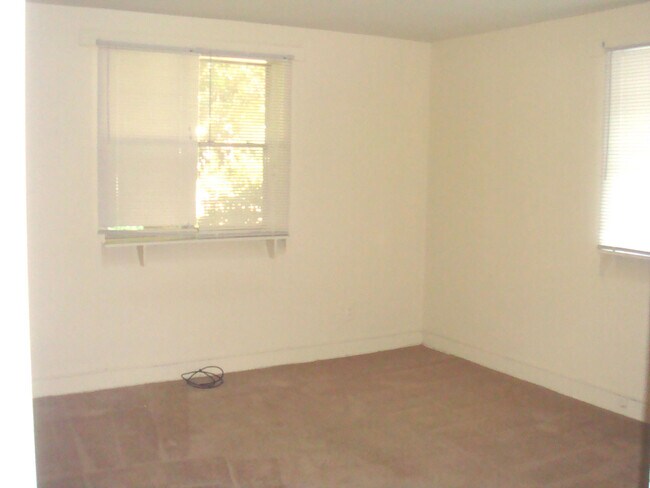 Building Photo - 1807 Slater St