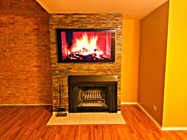 Building Photo - 5955 Meadow Dr