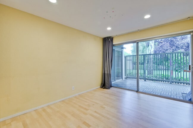 Building Photo - 280 Easy St