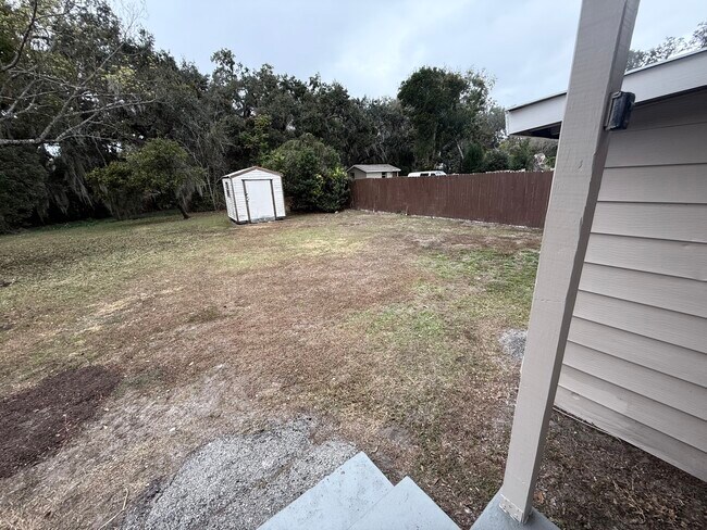 Building Photo - 811 S Lone Oak Dr