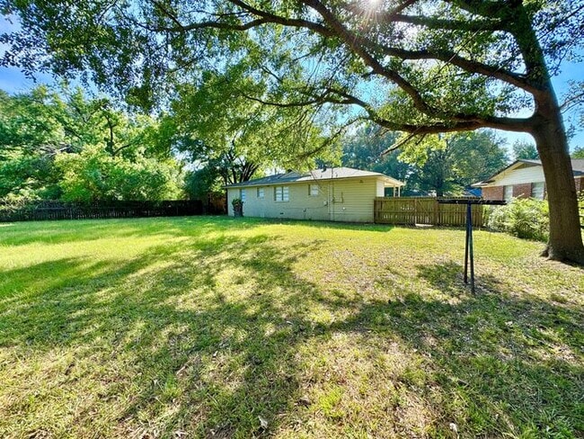 Building Photo - 3176 Beauchamp Dr