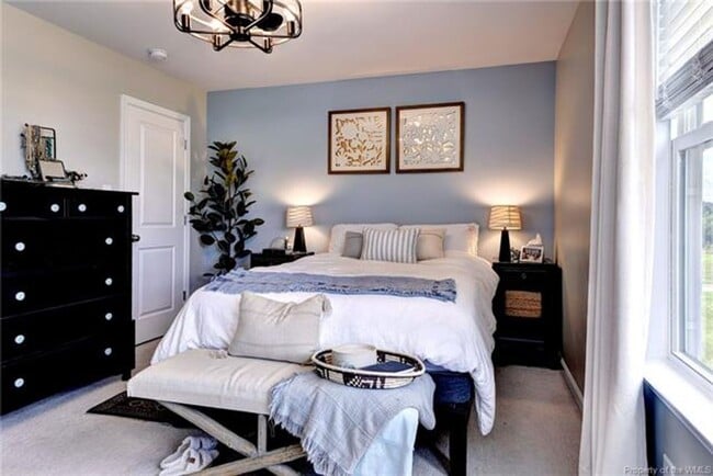 Building Photo - 3 Level Town home with 3 bedrooms and a bonus