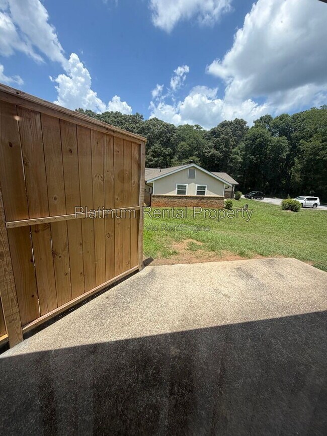 Building Photo - 1492 Waverly Way