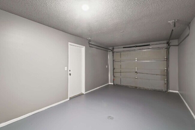 Building Photo - Spacious and updated townhome in Olathe!  1st month is Free!*