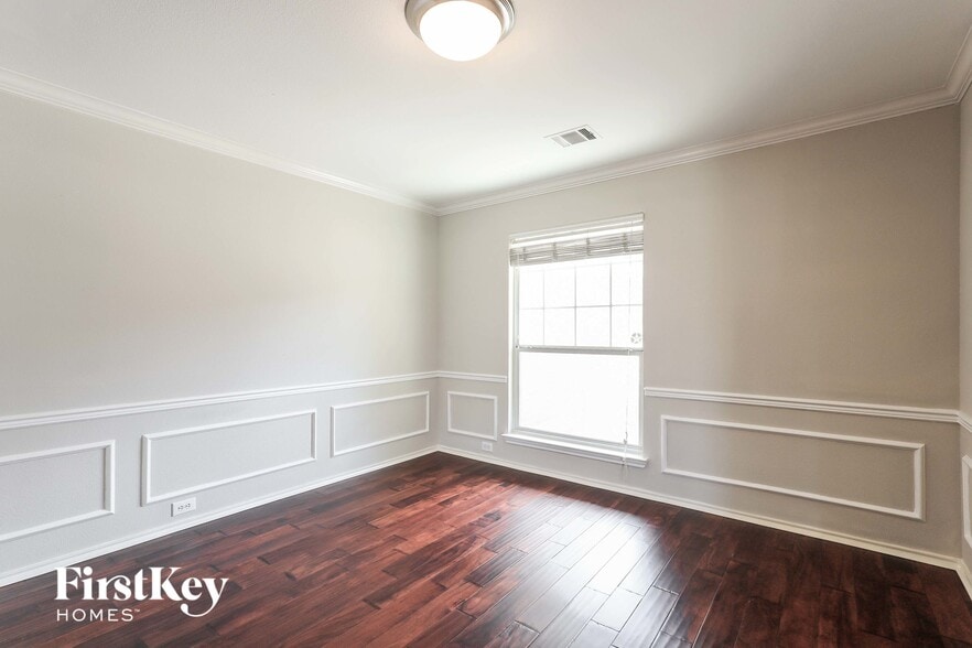 Building Photo - 315 Willow Grove Dr