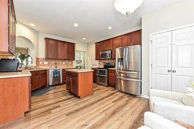 Building Photo - 709 Yvonne Dr SW
