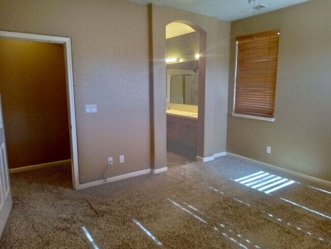 Building Photo - Double diamond home available for late May...
