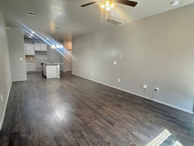 Building Photo - Charming 3 Bedroom Duplex In Surrey Hills