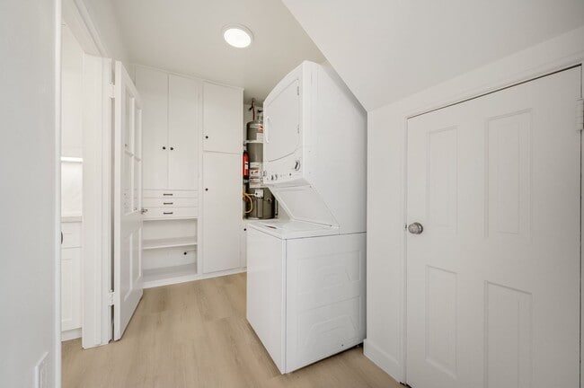 Building Photo - 35-35 Kennebec Ave