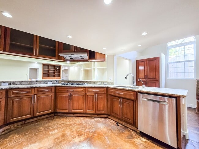 Building Photo - Spacious 3BD Rambler