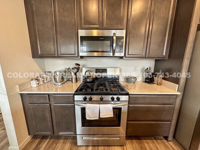 Building Photo - Luxurious fully-furnished home in Dove Vil...