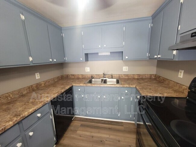 Building Photo - 3737 Woodcock Dr