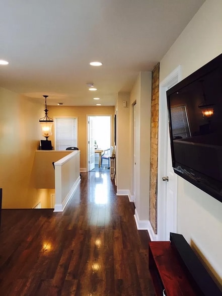 Unit 2 - 4538 Wentworth Ave