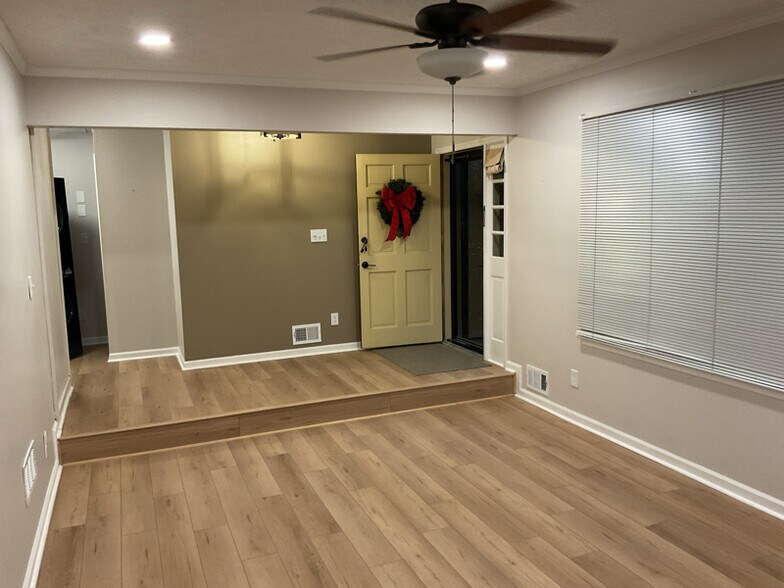 Building Photo - 215 Thornton Dr