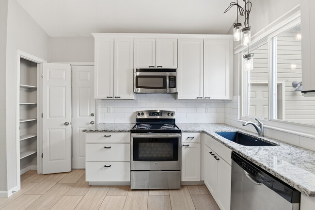 Building Photo - $2,695.95 - 4 Bed, 2 Bath Home in Aurora with Central AC, and In Unit Laundry!