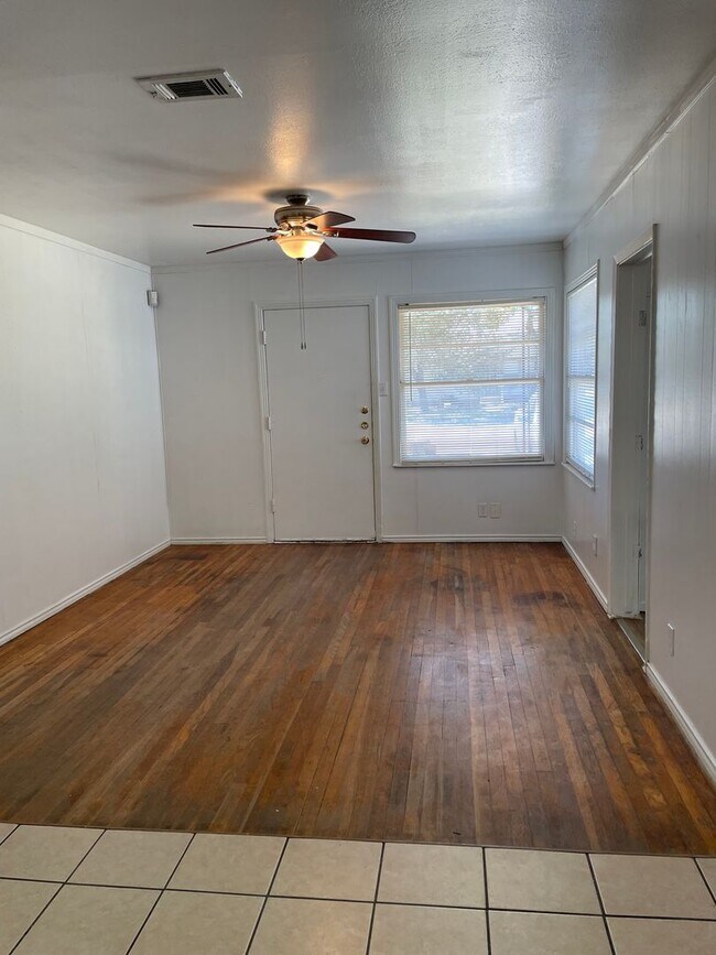 Building Photo - Available Now! *Pet Restrictions* 3 Bedroom/1 Bathroom in Temple