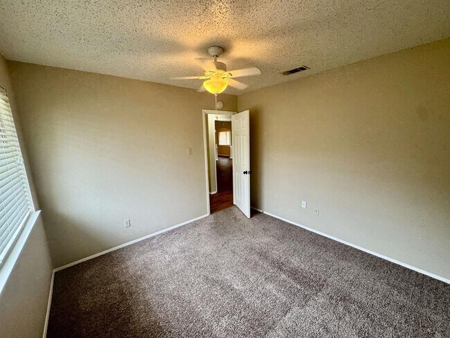 Building Photo - 2708 Charlesworth Dr