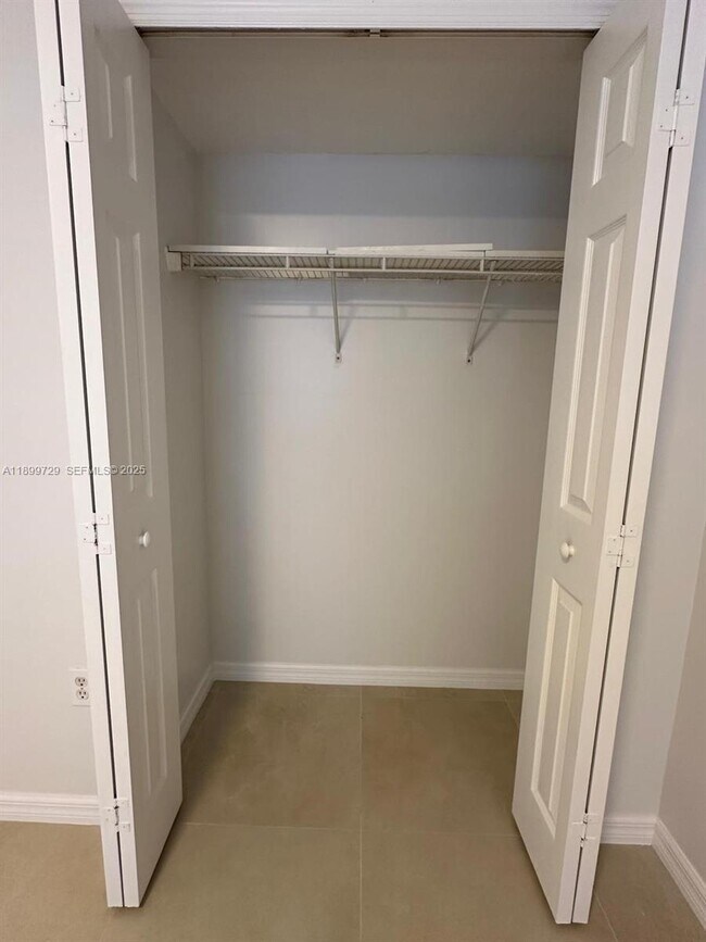 Building Photo - 1270 SE 28th Ct