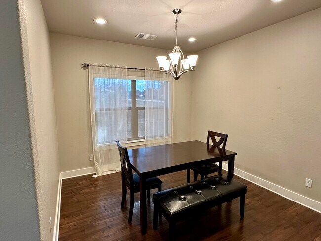 Building Photo - 405 Woodlawn Dr