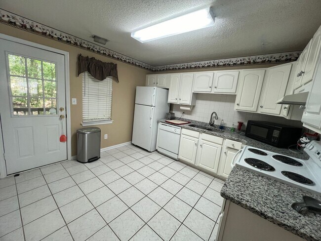 Building Photo - 2 bed 2.5 bath townhouse