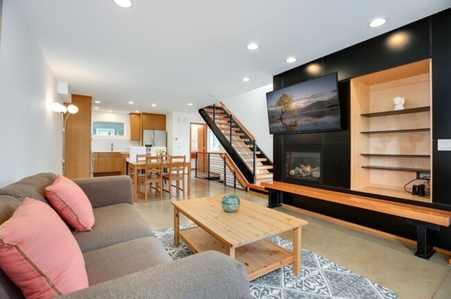 Building Photo - Stunning Modern 3 Bed / 2.5 Bath Townhome in Beautiful Maple Leaf Neighborhood