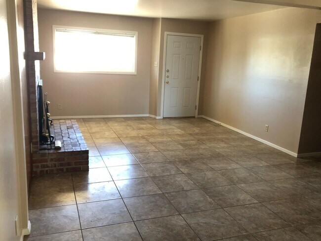 Building Photo - 5800 Bobwhite Ave