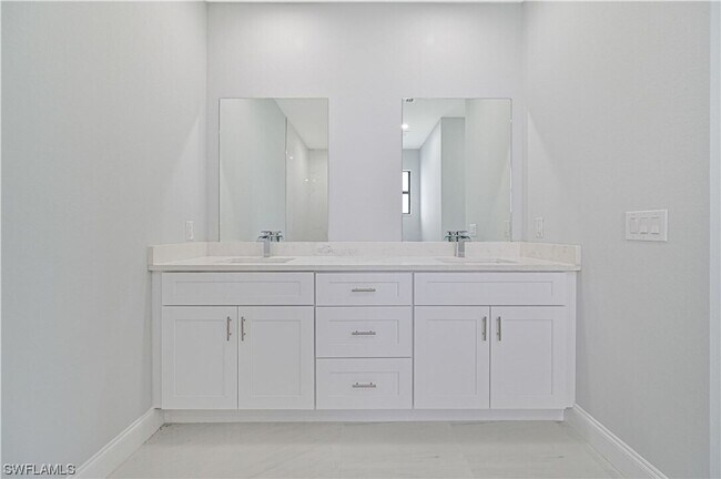 Building Photo - Gorgeous custom built 3/2/1 water front si...