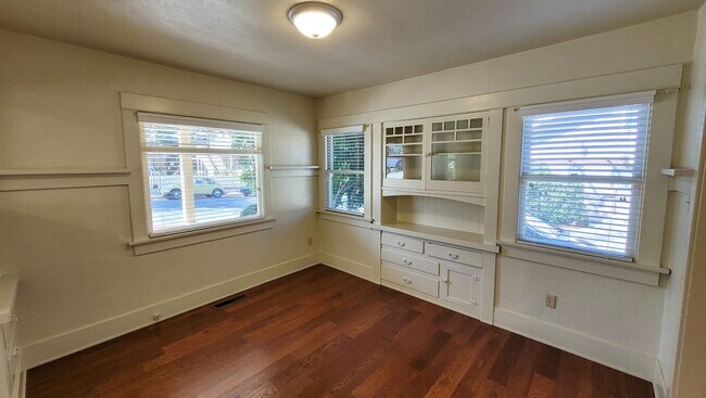 Building Photo - Coming Soon! 1 Bed 1 Bath Charming Craftsman Cottage