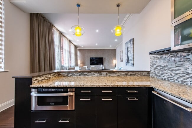 Building Photo - Furnished 3 bedroom/2bath Condo including Utilities!