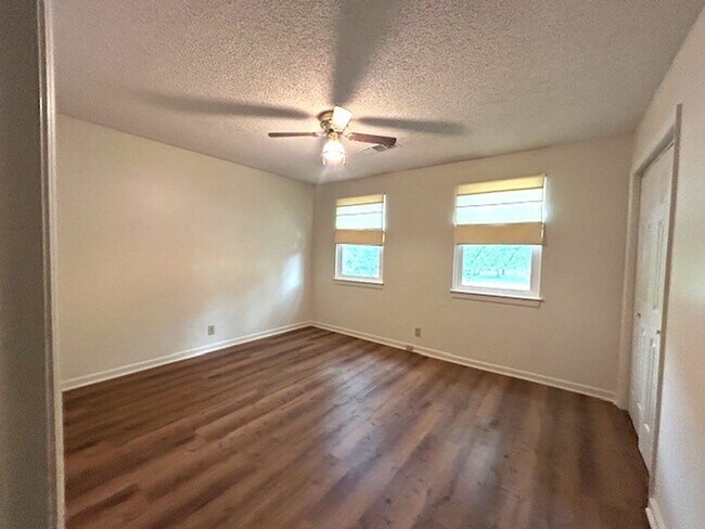 Building Photo - Townhome - 2 Bedroom 1.5 bath
