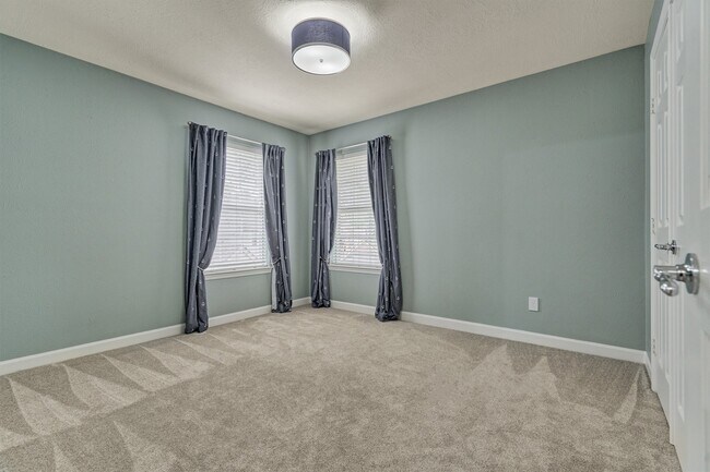 Building Photo - 47 Firethorn Pl
