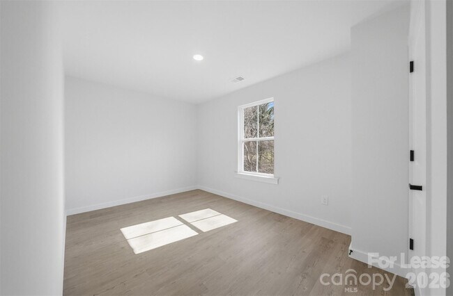 Building Photo - 403 15th Ave SW