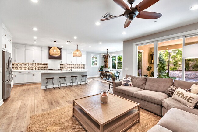Building Photo - Light and bright 4 bedroom 3 bath beauty i...