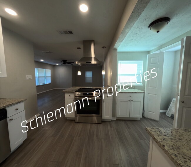 Building Photo - 202 N Getzendaner St